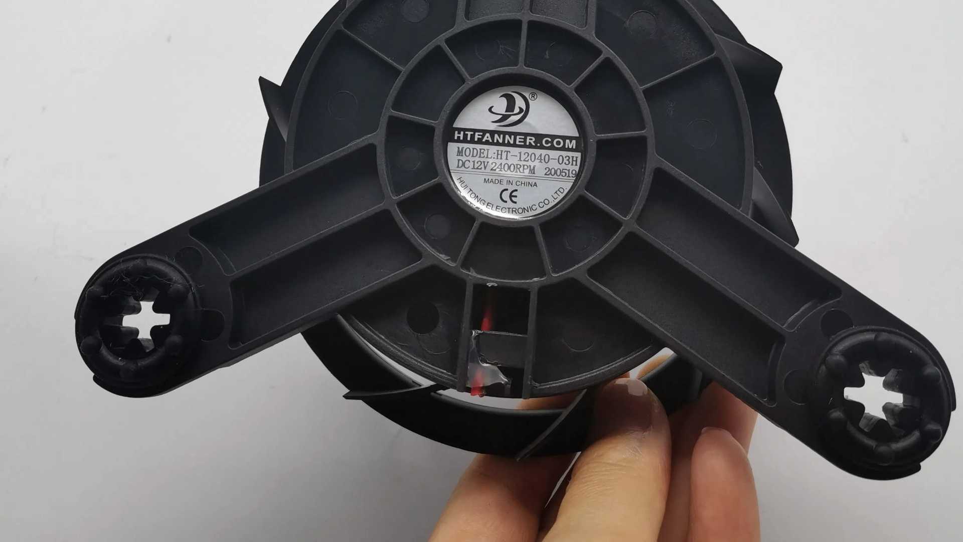 Les ventilateurs CC sont-ils plus difficiles à installer ?